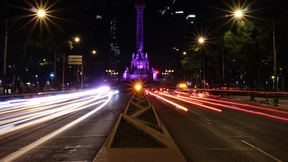 El Ángel de la Independencia, en Paseo de la Reforma, iluminado de noche (foto de archivo)