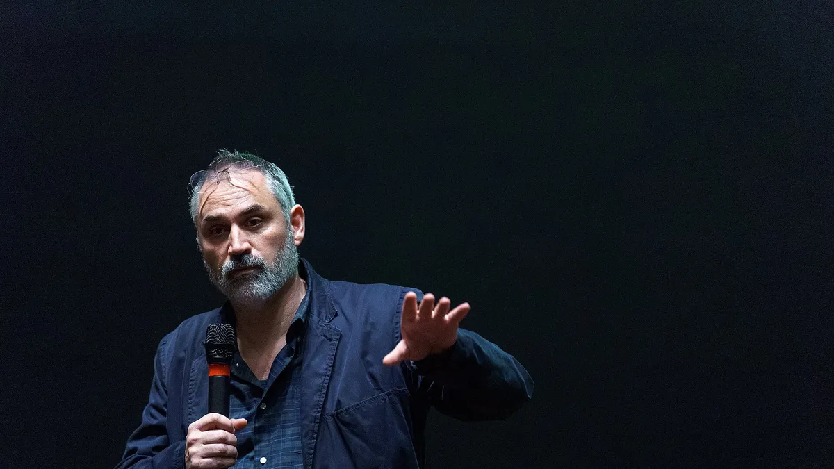 El director Alex Garland, micrófono en mano, en el festival South by Southwest de 2024