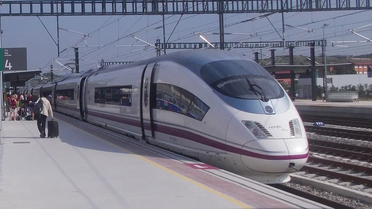 Un tren AVE de la serie 103 de Renfe en la estación de Figueres en 2013 (foto de archivo)