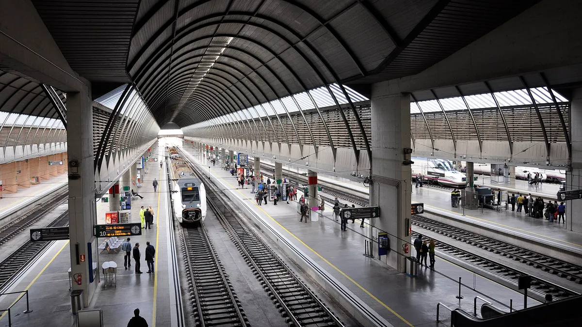 Andenes y vías de la estación de Sevilla-Santa Justa bajo su cubierta (foto de archivo de 2011)