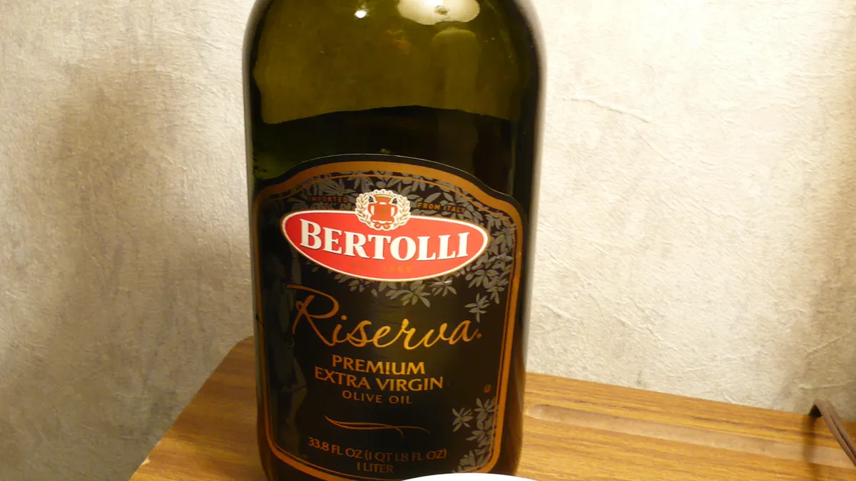 Botella de aceite de oliva virgen extra Bertolli, una de las marcas del grupo Deoleo