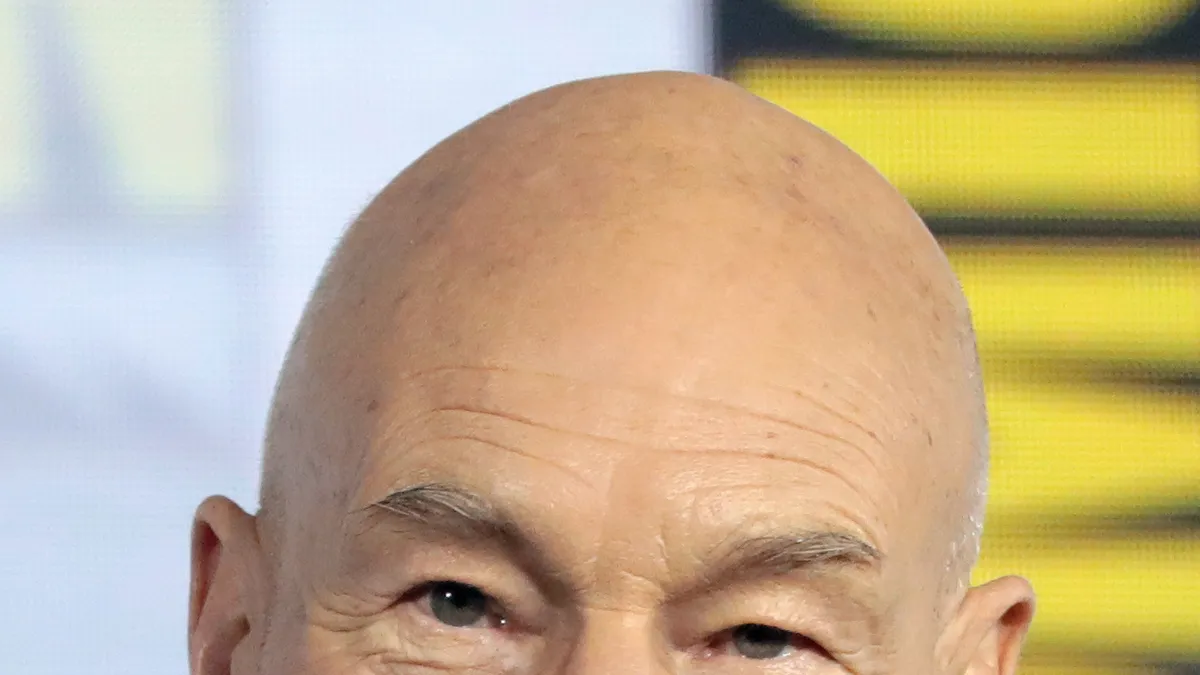 El actor Patrick Stewart sonriendo en la Comic-Con de San Diego de 2019 (foto de archivo)
