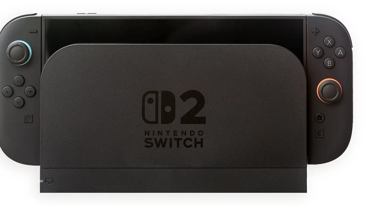 Una Nintendo Switch 2 estándar en su base, de color negro (no es la edición Zelda)