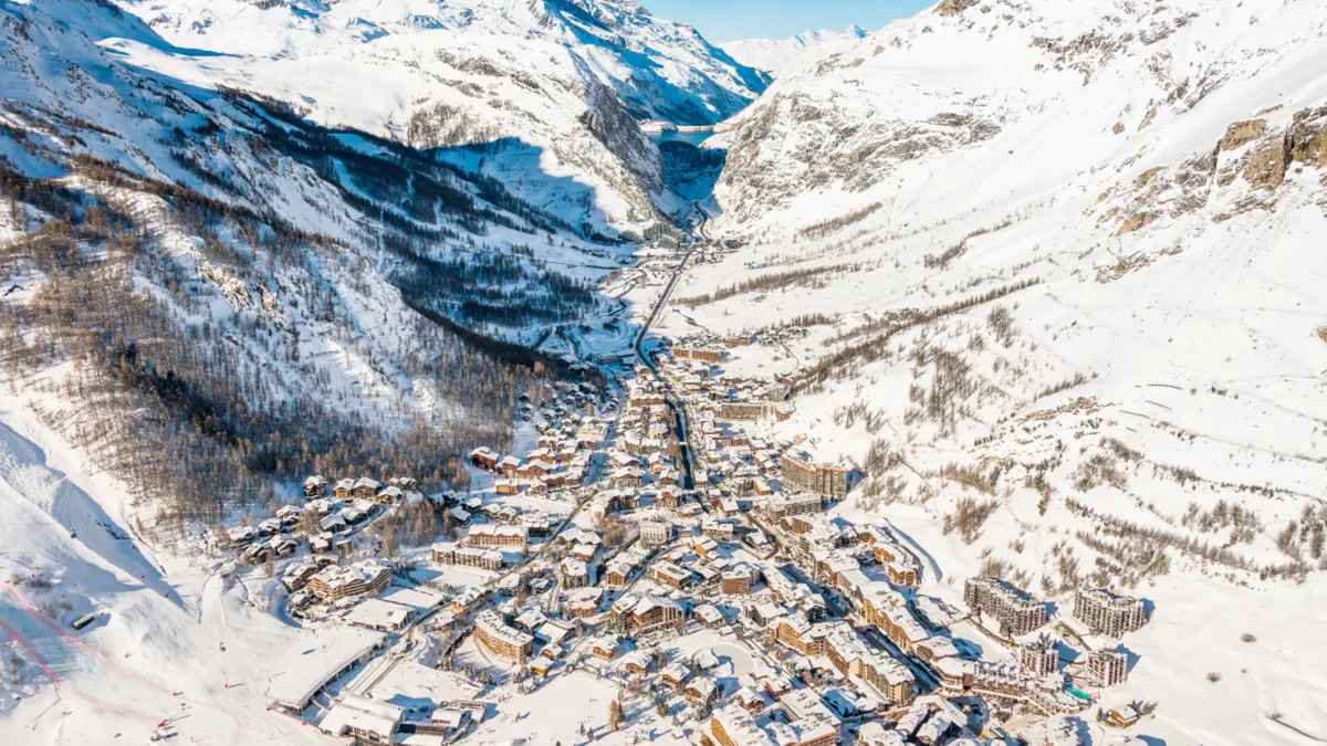 Vue aérienne de la station de Val-d'Isère sous la neige (photo d'archive)