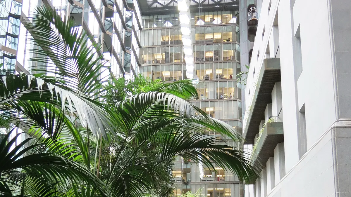 Jardin intérieur et tours vitrées du siège de la Banque du Canada, rue Wellington, à Ottawa