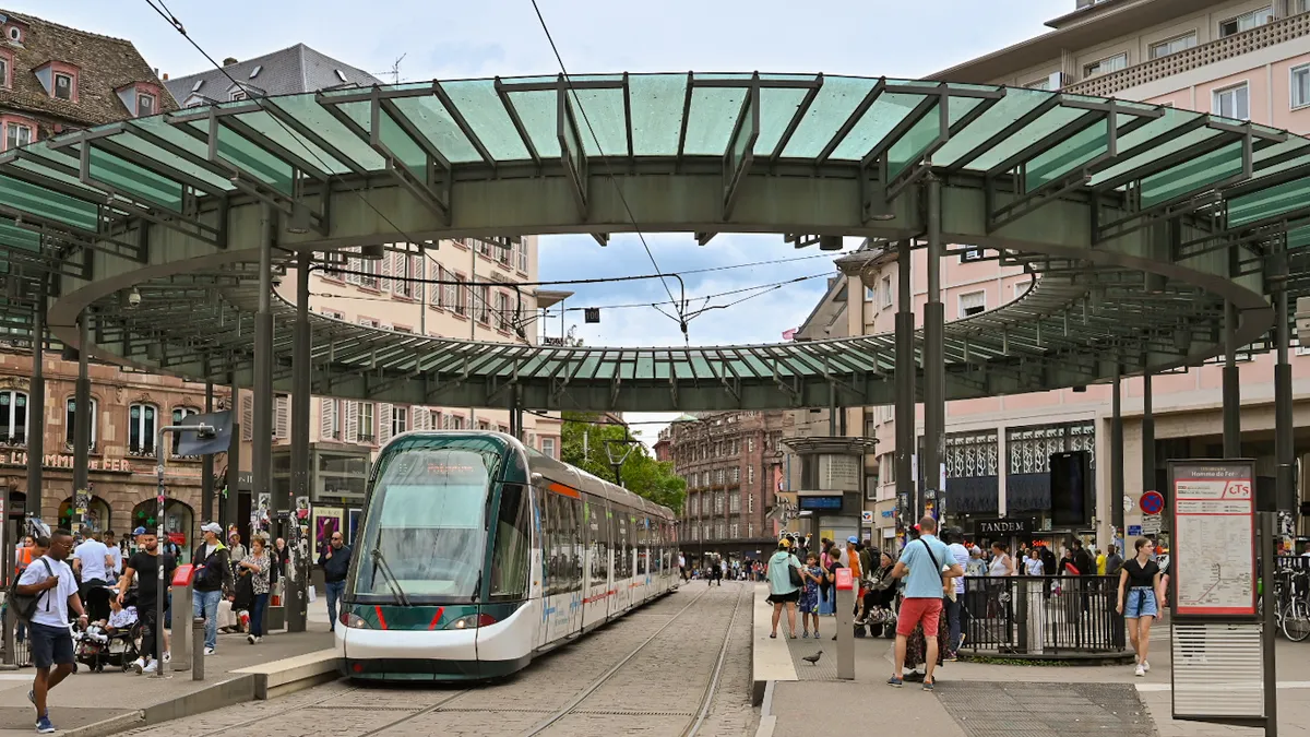 Un tram de la CTS place de l'Homme-de-Fer, à Strasbourg