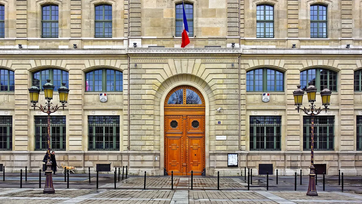 L'entrée de la préfecture de police, rue de Lutèce, sur l'île de la Cité à Paris