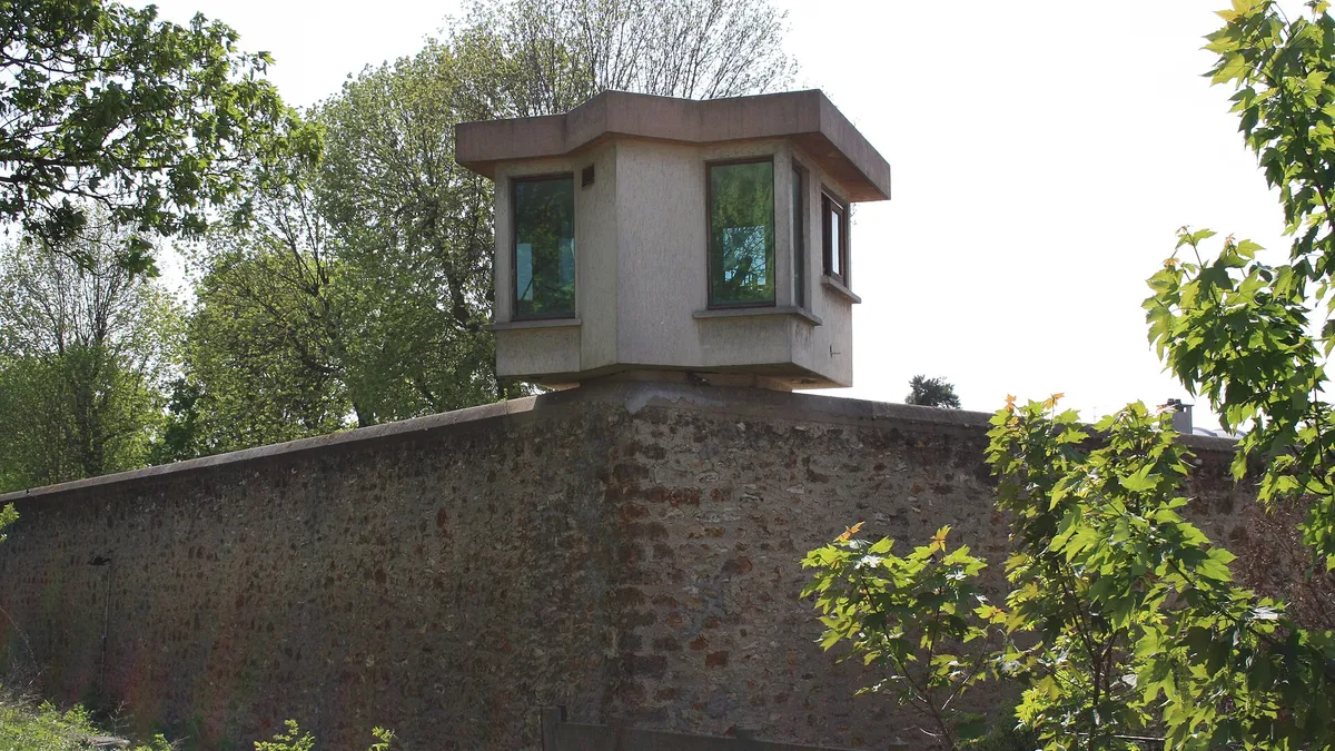 Mur d'enceinte et mirador de la prison de Fresnes, près de Paris (image d'illustration, pas la prison de Varces)